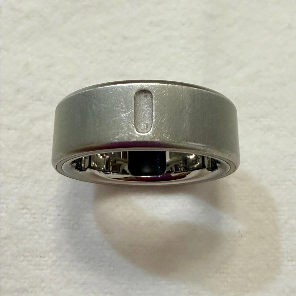 Oura Ring 4 — Brushed Silver, Size 8 With Wireless Charger